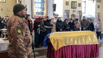 У Полтаві попрощалися із штаб-сержантом Ігорем Калайдою, які загинув на війні з РФ У Полтаві попрощалися із штаб-сержантом Ігорем Калайдою, які загинув на війні з РФ