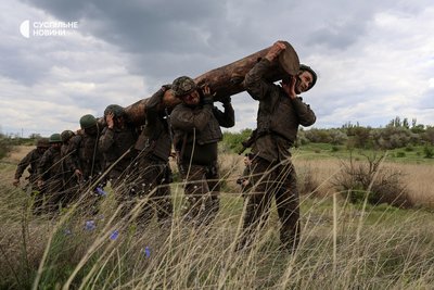Військові 505-го окремого батальйону морської піхоти несуть важку колоду під час проходження "смуги морпіха" на півдні Військові 505-го окремого батальйону морської піхоти несуть важку колоду під час проходження "смуги морпіха" на півдні