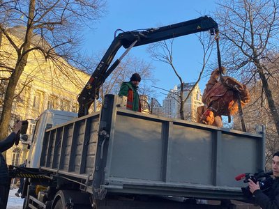 У Києві демонтували пам’ятник радянському льотчику Чкалову У Києві демонтували пам’ятник радянському льотчику Чкалову