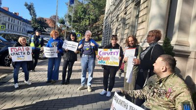 "Спочатку дрони, потім стадіони": у Львові вп'яте відбувся пікет