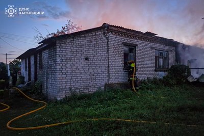 РФ вдарила по будинку байрачного типу на Харківщині безпілотником РФ вдарила по будинку байрачного типу на Харківщині безпілотником
