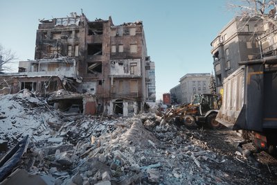 Розбір завалів на місці руйнування будівель у центрі Харкова Розбір завалів на місці руйнування будівель у центрі Харкова