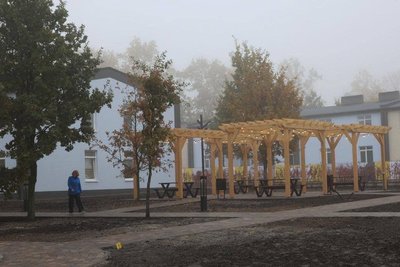 Прихисток для людей, що втратили дім через війну: на Київщині офіційно відкрили "Містечко Хансена" Прихисток для людей, що втратили дім через війну: на Київщині офіційно відкрили "Містечко Хансена"
