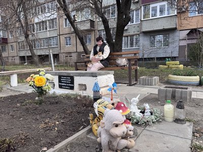 "Страшно, коли ти ховаєш своїх дітей": рік після ракетного удару по дитмайданчику у Кривому Розі "Страшно, коли ти ховаєш своїх дітей": рік після ракетного удару по дитмайданчику у Кривому Розі
