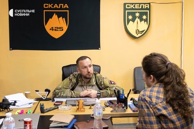 Заступник командира 425 окремого штурмового полку "Скеля" Костянтин "Немо" Русанов під час інтервʼю Суспільному, Донеччина, квітень 2026 року Заступник командира 425 окремого штурмового полку "Скеля" Костянтин "Немо" Русанов під час інтервʼю Суспільному, Донеччина, квітень 2026 року