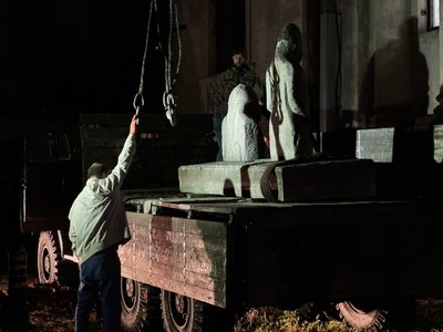 Евакуювали за сім годин. З прифронтової Петропавлівки бійці 25 ОПДбр разом з істориками вивезли половецьких баб Евакуювали за сім годин. З прифронтової Петропавлівки бійці 25 ОПДбр разом з істориками вивезли половецьких баб