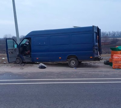 Поблизу Сніжкова Volkswagen врізався в електроопору Поблизу Сніжкова Volkswagen врізався в електроопору
