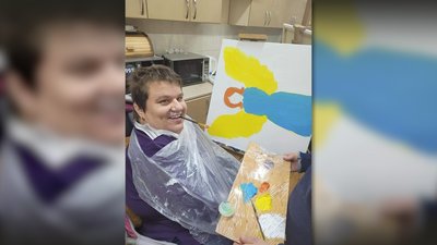 «Хочу підтримати солдатів»: на Чернігівщині жінка зубами вишиває картини і віддає їх за донати на ЗСУ «Хочу підтримати солдатів»: на Чернігівщині жінка зубами вишиває картини і віддає їх за донати на ЗСУ