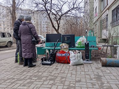 "Нічого нема. Тільки газ є". У Сумах розбирають завали багатоповерхівки після удару РФ "Нічого нема. Тільки газ є". У Сумах розбирають завали багатоповерхівки після удару РФ