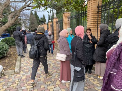 Qırımda diniy musulman cemaatınıñ azalarınıñ evlerini tinttiler, üç insannı tuttılar Qırımda diniy musulman cemaatınıñ azalarınıñ evlerini tinttiler, üç insannı tuttılar