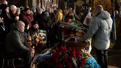 "Тяжко втрачати таких людей": у Черкасах в останню путь провели двох військових "Тяжко втрачати таких людей": у Черкасах в останню путь провели двох військових