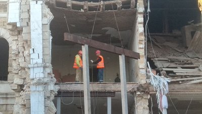 У Миколаєві тривають аварійно-ремонтні роботи в гімназії, в яку влучила російська ракета У Миколаєві тривають аварійно-ремонтні роботи в гімназії, в яку влучила російська ракета