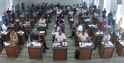 На сесії Рівнеради почалася суперечка через траншею та оренду ділянок на ринку На сесії Рівнеради почалася суперечка через траншею та оренду ділянок на ринку