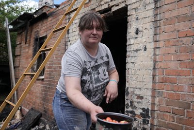 У Сумах дітей рятували через вікно після удару російського БпЛА. Репортаж У Сумах дітей рятували через вікно після удару російського БпЛА. Репортаж