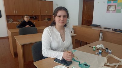 "Добра сумка": школярі з Житомирщини шиють екоторбинки, продають на ярмарках і допомагають військовим "Добра сумка": школярі з Житомирщини шиють екоторбинки, продають на ярмарках і допомагають військовим
