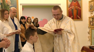 У львівській лікарні охрестили підлітка з Бахмута, якого врятували після вибуху міни У львівській лікарні охрестили підлітка з Бахмута, якого врятували після вибуху міни