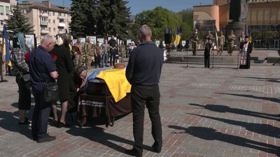 Із військовим Олександром Юрьєвим, якого вважали зниклим безвісти, попрощались у Рівному Із військовим Олександром Юрьєвим, якого вважали зниклим безвісти, попрощались у Рівному