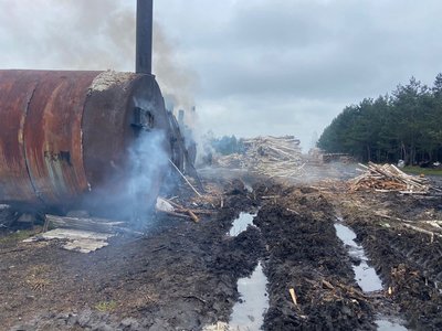 Випалювали вугілля: поліція розслідує факт забруднення повітря на Рівненщині Випалювали вугілля: поліція розслідує факт забруднення повітря на Рівненщині