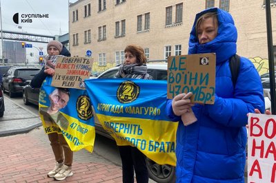 "Ми стоїмо за всіх наших бійців": рідні військових 47 бригади зібралися на акцію "Ми стоїмо за всіх наших бійців": рідні військових 47 бригади зібралися на акцію