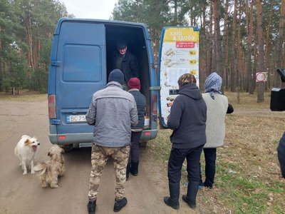 Люди купують хліб в "автолавці"