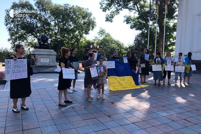 "Де алея героїв?": в Одесі родичі загиблих військових вийшли на акцію "Де алея героїв?": в Одесі родичі загиблих військових вийшли на акцію