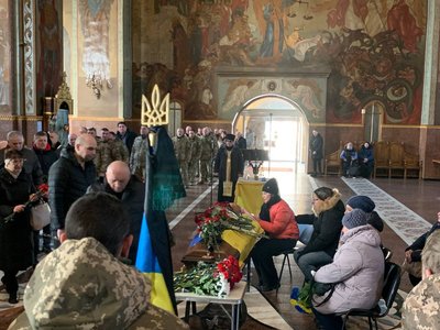 На колінах та зі сльозами на очах: у Черкасах в останню путь провели військового На колінах та зі сльозами на очах: у Черкасах в останню путь провели військового