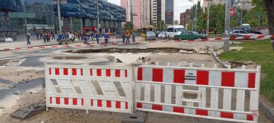 Прорив водогону біля метро "Либідська": вулицю Антоновича перекрили. Підземка працює у звичному режимі Прорив водогону біля метро "Либідська": вулицю Антоновича перекрили. Підземка працює у звичному режимі