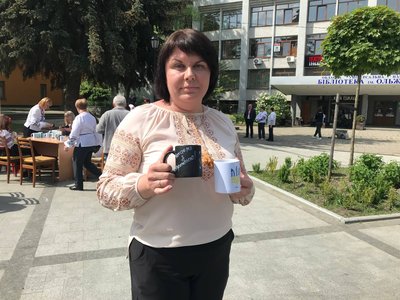 В День вишиванки у Житомирі жителі міста розписували горнятка для поранених військових В День вишиванки у Житомирі жителі міста розписували горнятка для поранених військових