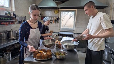 У Луцьку волонтери готують для військових-вегетаріанців паски без яєць і дріжджів У Луцьку волонтери готують для військових-вегетаріанців паски без яєць і дріжджів