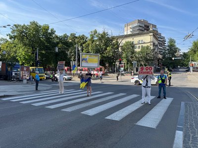 "Вшануй": у Дніпрі пройшла акція-нагадування про хвилину мовчання в пам'ять про загиблих під час війни