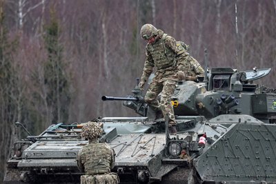 На танку біля російського кордону: принц Вільям відвідав британських військових в Естонії На танку біля російського кордону: принц Вільям відвідав британських військових в Естонії