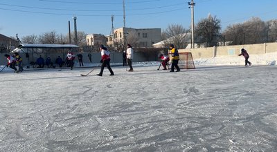 Ковзанка у Сахновщині, на якій аматорська команда грає у хокей Ковзанка у Сахновщині, на якій аматорська команда грає у хокей