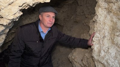 За словами Олега Федорова, печера є нерукотворною. Грудень 2025 року, Хмельниччина За словами Олега Федорова, печера є нерукотворною. Грудень 2025 року, Хмельниччина