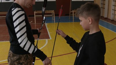 Військові та ветерани стріляли з луків у Рівному Військові та ветерани стріляли з луків у Рівному