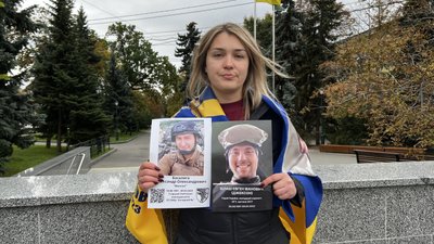 Дружина загиблого Героя України Євгена Білаша Марія Білаш на акції вшанування військових, 1 жовтня 2025 Дружина загиблого Героя України Євгена Білаша Марія Білаш на акції вшанування військових, 1 жовтня 2025