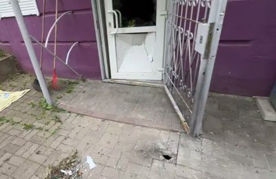 Пошкоджений салон краси після влучання російського дрона у Салтівському районі Харкова