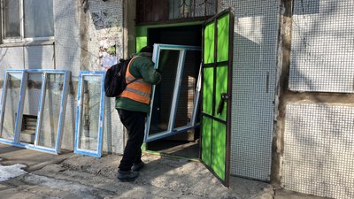 У Полтаву привезли віконні конструкції для заміни у будинках, пошкоджених під час обстрілу 1 лютого У Полтаву привезли віконні конструкції для заміни у будинках, пошкоджених під час обстрілу 1 лютого
