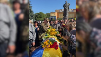З військовим Тарасом Хмелем попрощалися у Рівному З військовим Тарасом Хмелем попрощалися у Рівному