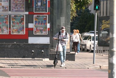 Яких правил мають дотримуватися кермувальники самокатів та хто їх контролює