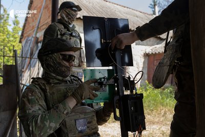 розрахунок FPV-дронів ГУР МО на півночі Харківщини, бійці встановлюють антену розрахунок FPV-дронів ГУР МО на півночі Харківщини, бійці встановлюють антену
