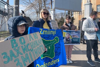 "Чекаємо обмінів": в Одесі відбулась мовчазна акція на підтримку військовополонених "Чекаємо обмінів": в Одесі відбулась мовчазна акція на підтримку військовополонених