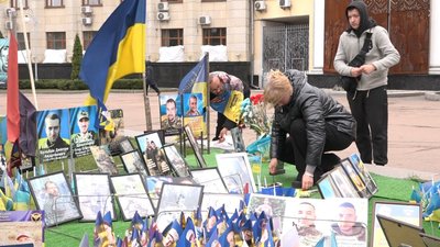 Два роки алеї пам’яті на майдані Корольова у Житомирі: встановили 316 прапорців Два роки алеї пам’яті на майдані Корольова у Житомирі: встановили 316 прапорців