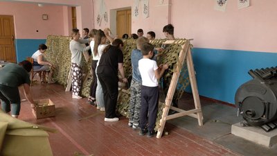 "Щоб воїни швидше повернулися": на Вінниччині плетуть маскувальні сітки для оборонців "Щоб воїни швидше повернулися": на Вінниччині плетуть маскувальні сітки для оборонців