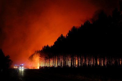 У Франції через масштабну лісову пожежу евакуювали близько 20 тисяч людей У Франції через масштабну лісову пожежу евакуювали близько 20 тисяч людей
