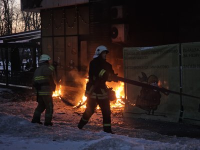 Рятувальники гаять пожежу в Харкові Рятувальники гаять пожежу в Харкові