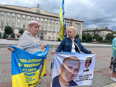 «Маємо за них боротися»: у Черкасах провели акцію на підтримку полонених та зниклих безвісти «Маємо за них боротися»: у Черкасах провели акцію на підтримку полонених та зниклих безвісти