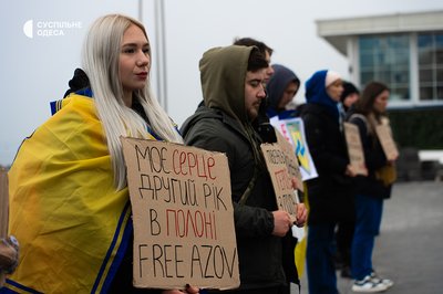 "Поверніть героїв з полону": в Одесі відбулась акція рідних українських захисників, яких утримує РФ "Поверніть героїв з полону": в Одесі відбулась акція рідних українських захисників, яких утримує РФ