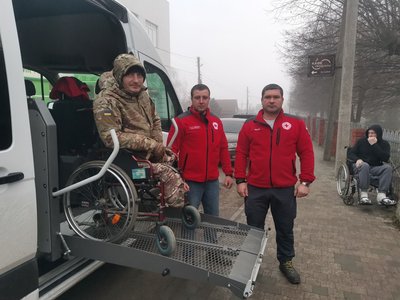 Транспортує поранених військових на сході: історія волонтера Червоного Хреста з Чернівців Транспортує поранених військових на сході: історія волонтера Червоного Хреста з Чернівців
