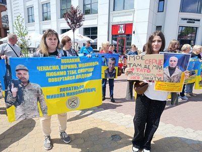 Близько 100 людей доєдналися до акції в підтримку полонених та зниклих безвісти, 15 травня 2026 року, Хмельниччина Близько 100 людей доєдналися до акції в підтримку полонених та зниклих безвісти, 15 травня 2026 року, Хмельниччина