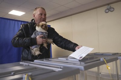 Чоловік на виборчій дільниці в окупованому Маріуполі, 15 березня 2024 рік Чоловік на виборчій дільниці в окупованому Маріуполі, 15 березня 2024 рік